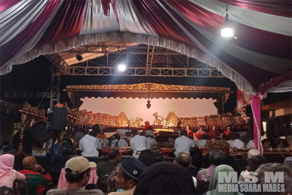 Pentas Pagelaran Wayang Kulit Menandai Puncak Acara Sedekah Bumi Di