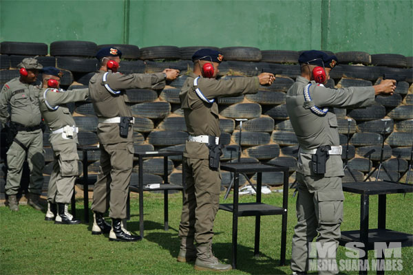 Tugas Polri Yang Semakin Kompleks, Brimob Kalbar Latihan Menembak ...