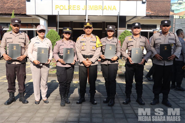 Upacara Korp Raport Dan Pemberian Penghargaan Di Polres Jembrana ...